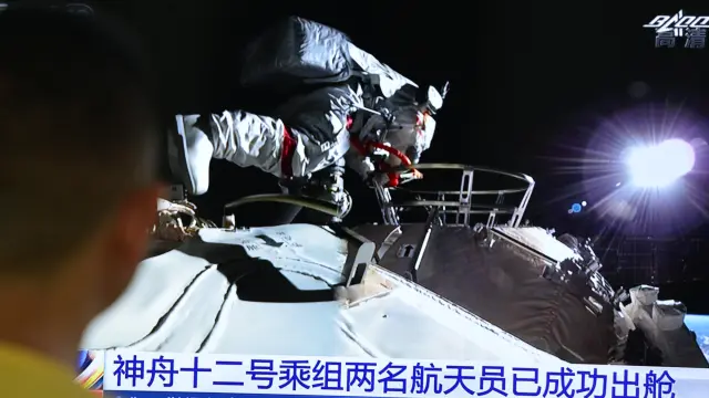 Momento en el que uno de los astronautas chinos sale al espacio.