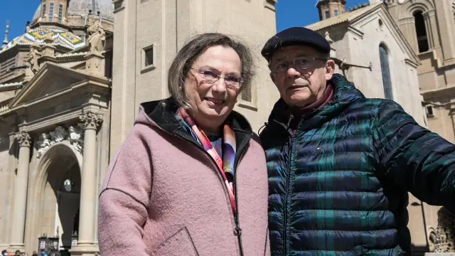 Teresa Grasa y Carlos Barboza, en la plaza del Pilar