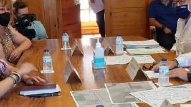 Una imagen de la reunión del consejero José Luis Soro con las autoridades locales para tratar la duplicación de la A-127.