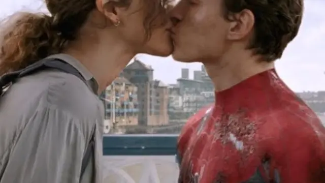 Zendaya y Tom Holland besándose en una escena de la película