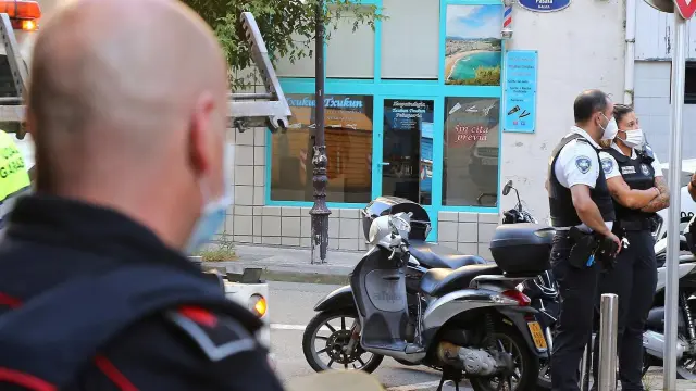 Varios efectivos de la Ertzaintza, delante de la peluquería donde fue detenido el sospechoso