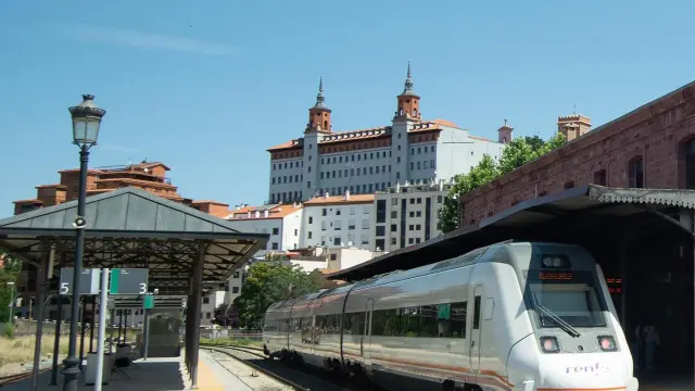 Un tren de viajeros entra en la estación de Teruel, cuya fachada no ha sufrido modificaciones importantes desde su puesta en marcha en 1901