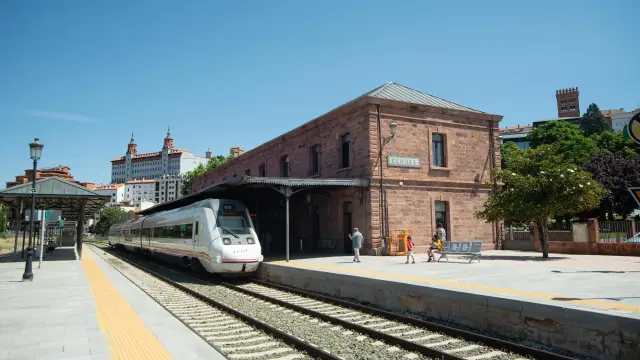 Un tren de viajeros entra en la estación de Teruel, cuya fachada no ha sufrido modificaciones importantes desde su puesta en marcha en 1901