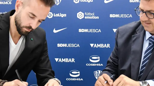 Carlos Sánchez Broto y Manuel Torres, consejero delegado de la SD Huesca.