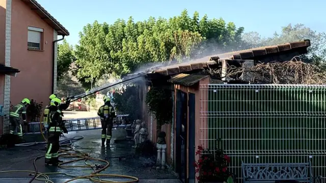 El incendio de este martes ha afectado al anexo de una vivienda que se utilizaba como gimnasio.