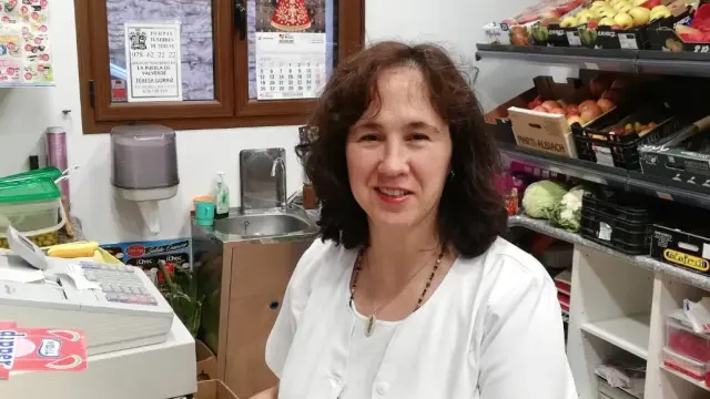 Teresa Górriz lleva la tienda de alimentación de La Puebla de Valverde desde hace 17 años.