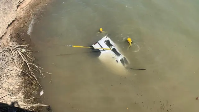 El vehículo quedó sumergido en el agua.