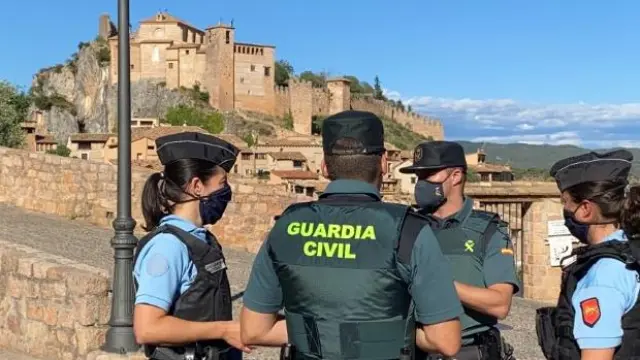 Agentes de los dos cuerpos patrullando por Alquézar.