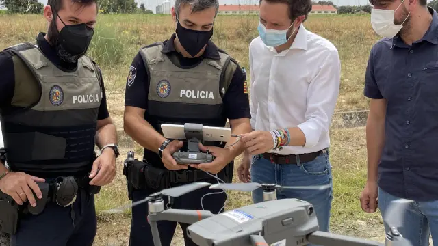 La Policía Local de Monzón con el alcalde, el concejal de Medio Ambiente y el dron.