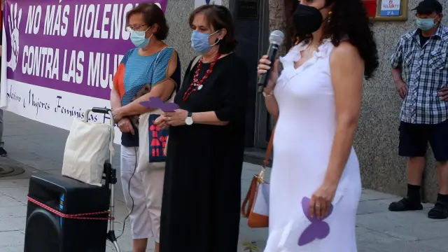 Paloma Delgado, a la derecha, agradeció el apoyo de las cerca de 200 personas que acudieron a la concentración contra las violencias machistas..