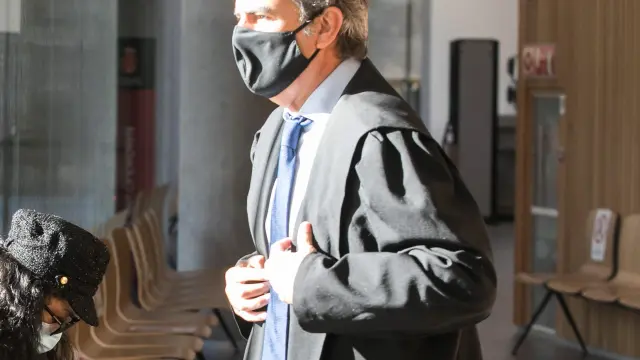 El abogado de la defensa, Javier Osés, en los pasillos de la Audiencia de Zaragoza.
