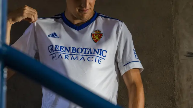 Carlos Nieto, con la nueva camiseta blanca, con detalles azules, del primer uniforme del Real Zaragoza para esta liga 21-22.