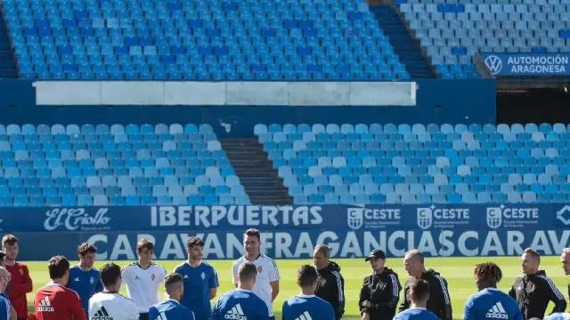 La plantilla del Real Zaragoza, en su último ensayo en el estadio de La Romareda.