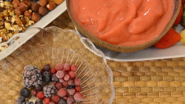 El smoothie bowl lleva fruta fresca y congelada, frutos secos, granola, frutos rojos y chocolate.