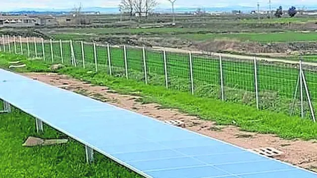 Montaje del parque fotovoltaico Quemadas por parte de los operarios de Iasol para KCE en Ejea de los Caballeros (Zaragoza). iasol