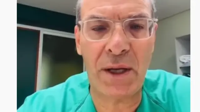 Una imagen del médico intensivista canario, en una captura del vídeo difundido a través de Whatsapp y redes sociales.