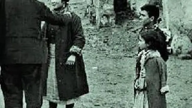 La niña Rosario –a la derecha– observa cómo Hemingway habla con su familia en diciembre de 1937.