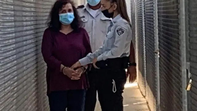 Juana Ruiz Sánchez es trasladada esposada de pies y manos en la prisión israelí de Ofer, en Cisjordania, antes del inicio de la vista judicial celebrada este martes.