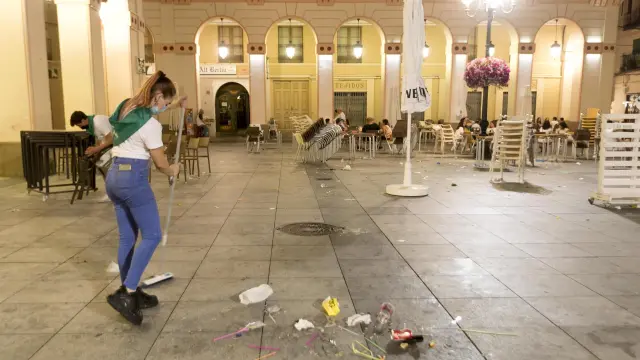 Los bares de la plaza del Mercado recogieron las terrazas con tiempo para no apurar el toque de queda de Huesca.