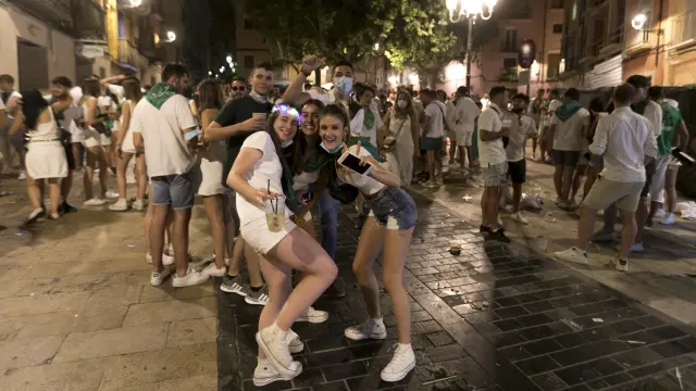 Un centenar de personas apuraron la fiesta en la zona de ocio de la plaza de Los Fueros de Huesca.