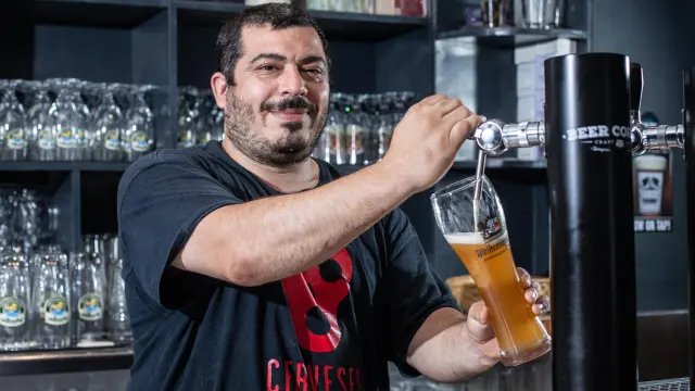 Alberto Martínez tirando una cerveza de trigo alemán en The Beer Corner.