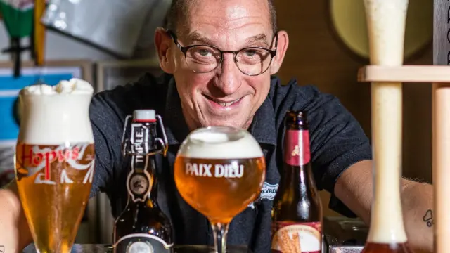 Raúl Moncho, de La Cebada, con tres cervezas de importación servidas en copas muy diferentes