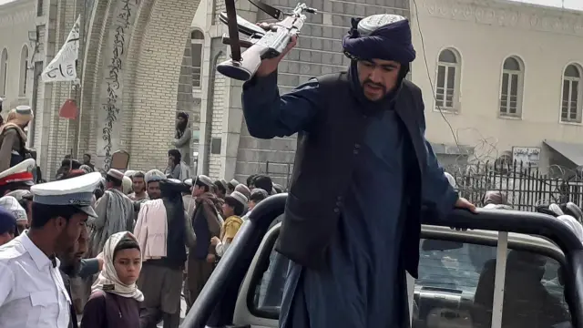 Patrulla talibán en la ciudad de Kandahar.