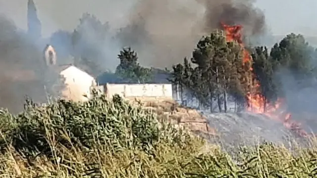 Uno de los focos del incendio de Sariñena rodeó la ermita de Santiago, en la imagen.