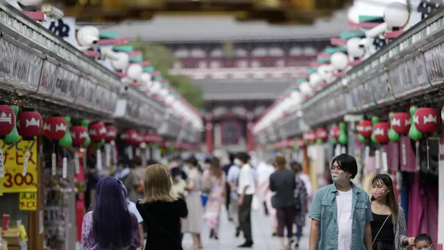 Japoneses en el barrio de Asakusa, en el centro de Tokio, este viernes.