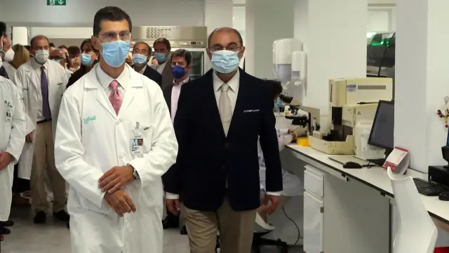 Javier Lambán, durante su visita al nuevo laboratorio del Hospital San Jorge de Huesca.