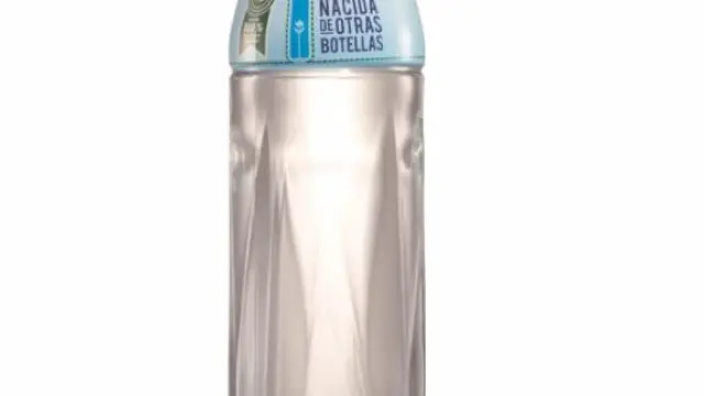 Lidl lanza la primera botella de agua de marca propia 100% rPET de la firma Naturis