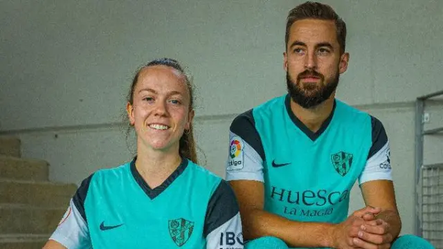 Julia Sanz y Jorge Pulido, con la nueva segunda equipación de la SD Huesca.