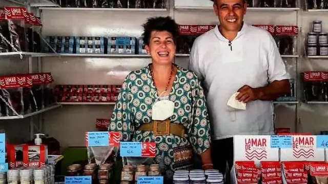 Ana y Ramón en su puesto instalado en el mercado agroalimentario de Jaca, este verano.