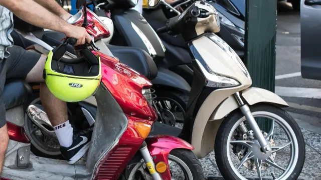 El 'rider' zaragozano Fernando, con su moto en el Coso de Zaragoza
