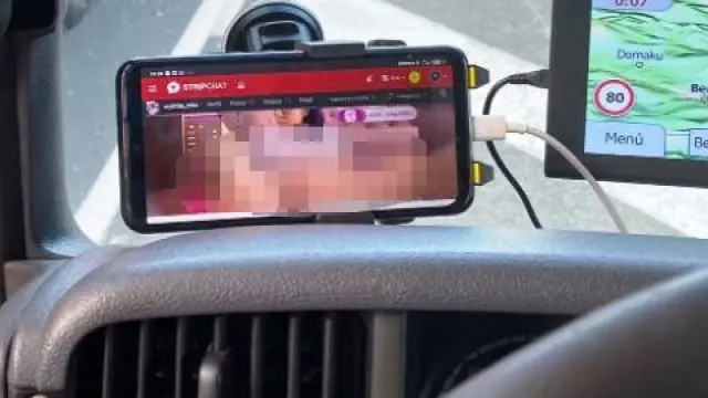 El conductor estaba viendo porno cuando fue interceptado por la Policía Foral