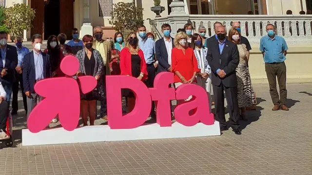 Foto de familia en el acto de presentación de la nueva imagen de Dfa, frente al Casino de Huesca.
