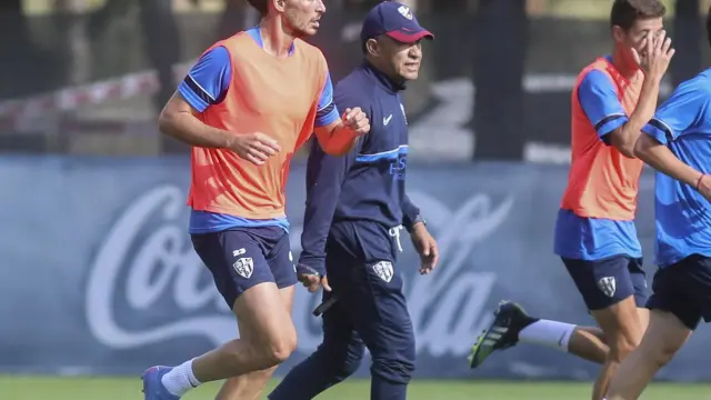 Nacho Ambriz, entre varios jugadores, en un entrenamiento.