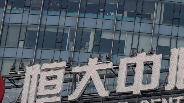 Logo de Evergrande en un edificio de Shanghai.