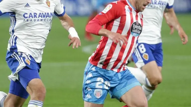 Azón y Adrián González persiguen a Gerard Valentín, en el Lugo-Real Zaragoza de la pasada liga en el Anxo Carro.