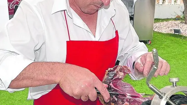El cortador de jamón Isaac Ruiz participó en el Salón de los Profesionales de la Hostelería. ha