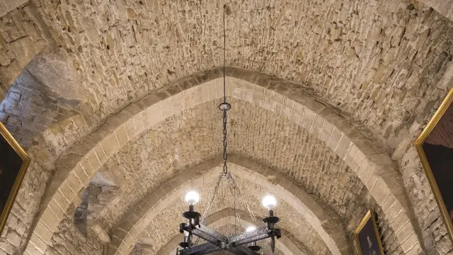 Edificios históricos y de gran interés patrimonial albergan las hospederías de Aragón. En la imagen, claustro del establecimiento hotelero de Roda de Isábena.