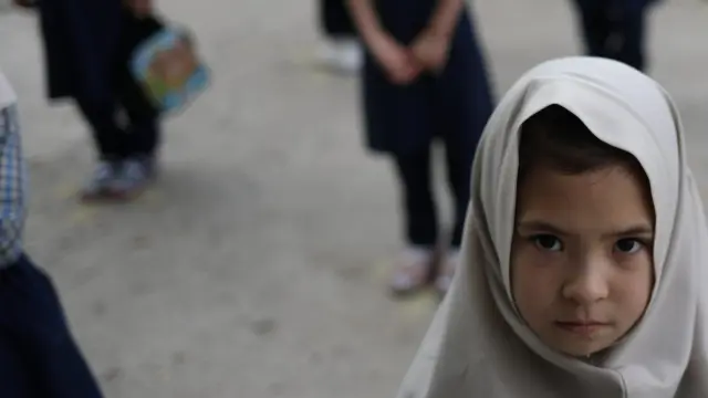 Niñas afganas en una escuela de primaria en Kabul