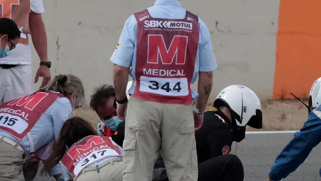 El equipo médico atiende al piloto de SuperSport300 Dean Berta Viñales (Viñales Racing Team) accidentado durante la primera carrera del Campeonato del Mundo