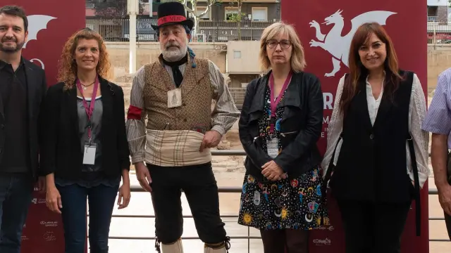 José Ángel Delgado, Susana Martínez y Mirella R. Abrisqueta, junto a colaboradores de la serie.