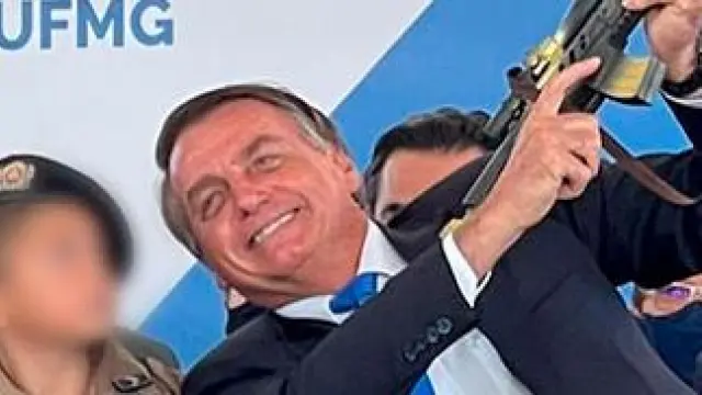Captura del vídeo en el que se ve a Bolsonaro alzando el fusil de juguete del niño