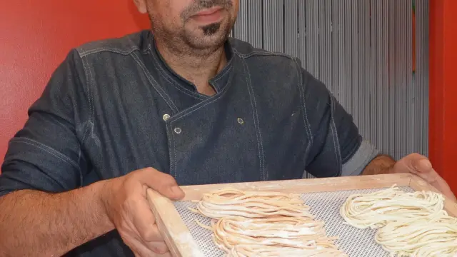 Giuseppe Oddo muestra la pasta fresca que ofrece cada día en el local.