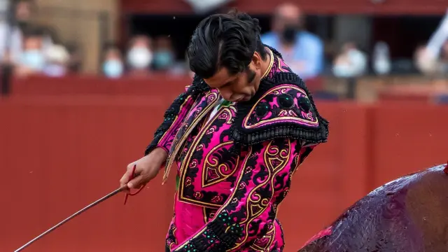 El diestro Morante de la Puebla da un pase con la muleta al segundo de los de su lote