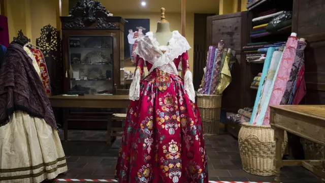 En los trajes del s. XVIII, las manteletas hay que llevarlas bien colocadas, son pañuelos de talle que rodean el escote del traje.