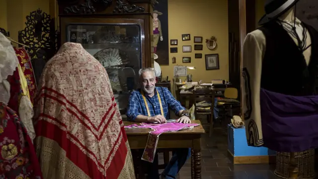 Miguel Ángel Lahoz, que se jubila en octubre, después del Pilar, en su taller de El Bancal (Zaragoza), confeccionando un traje