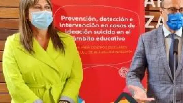 Sira Repollés y Felipe Faci este lunes durante la presentación de la guía para la prevención del suicidio en el ámbito educativo